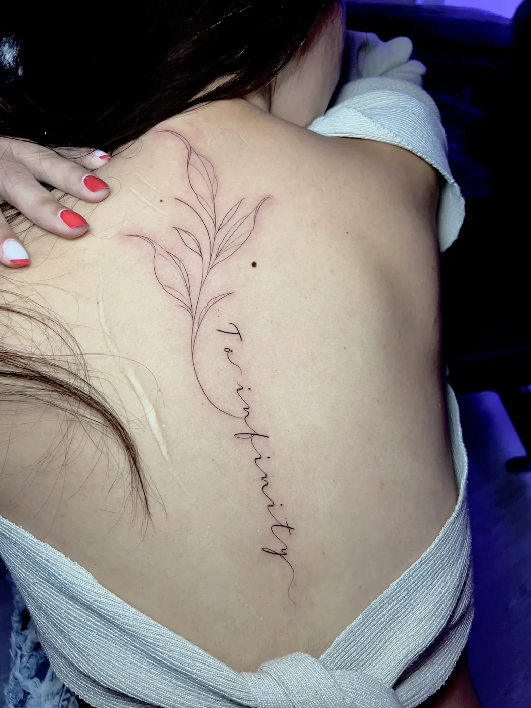 Tatuaje: Rama y frase, espalda