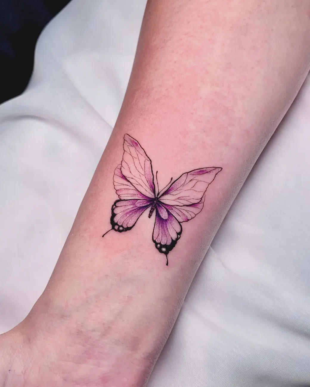 Tatuaje: Mariposa en violeta, antebrazo