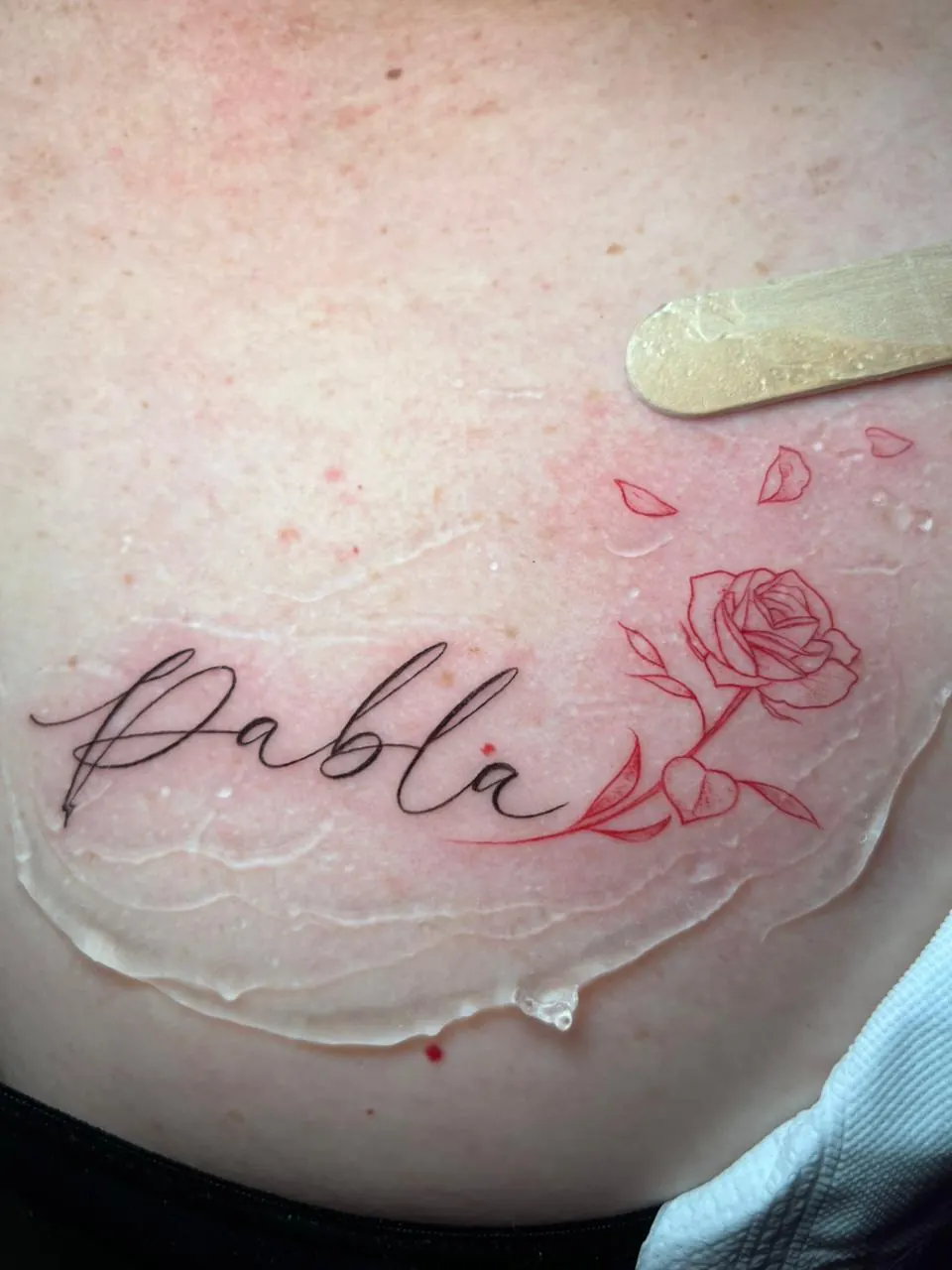 Tatuaje: Nombre y rosa en línea roja