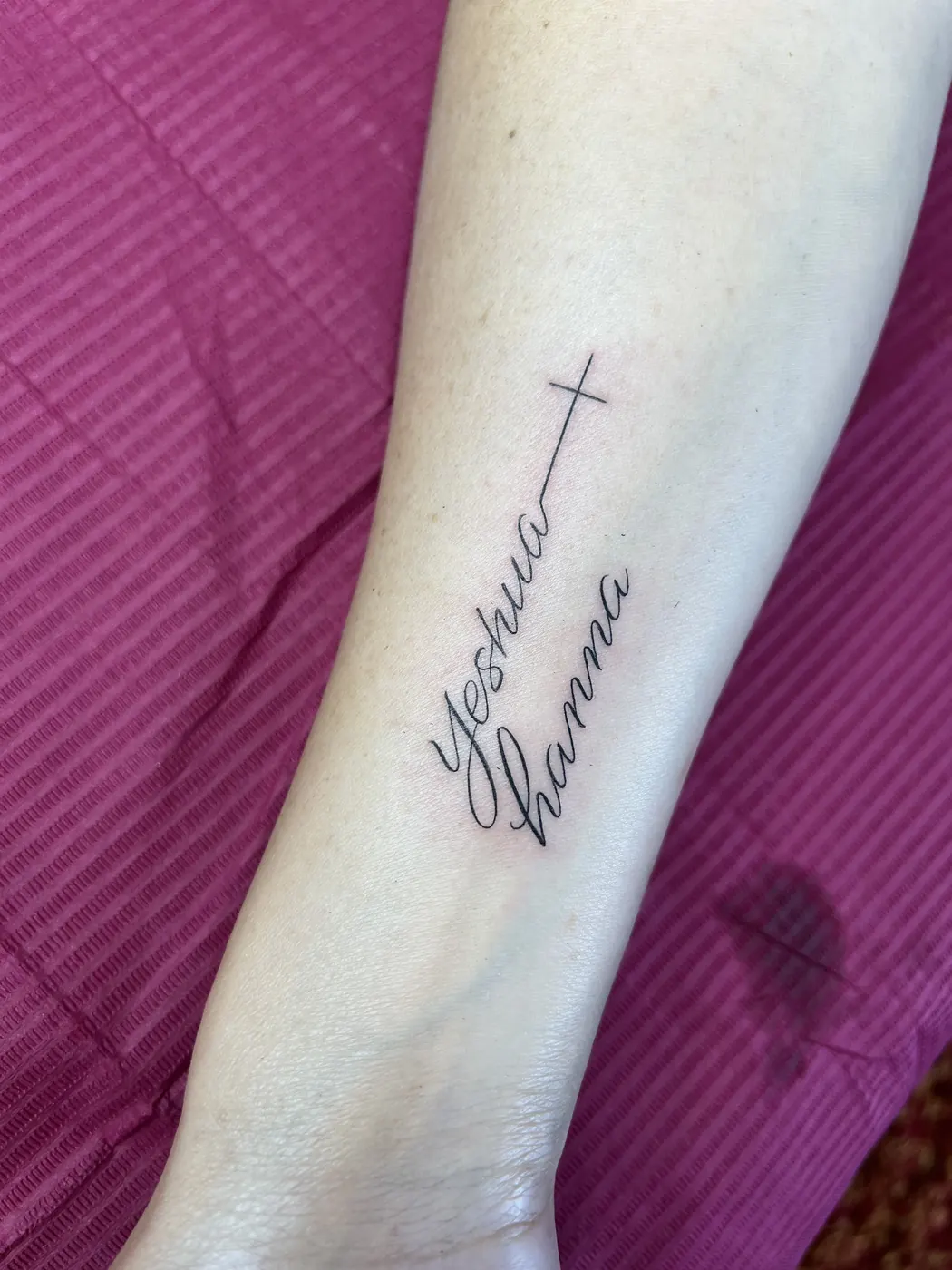 Tatuaje: Nombres con cruz, antebrazo