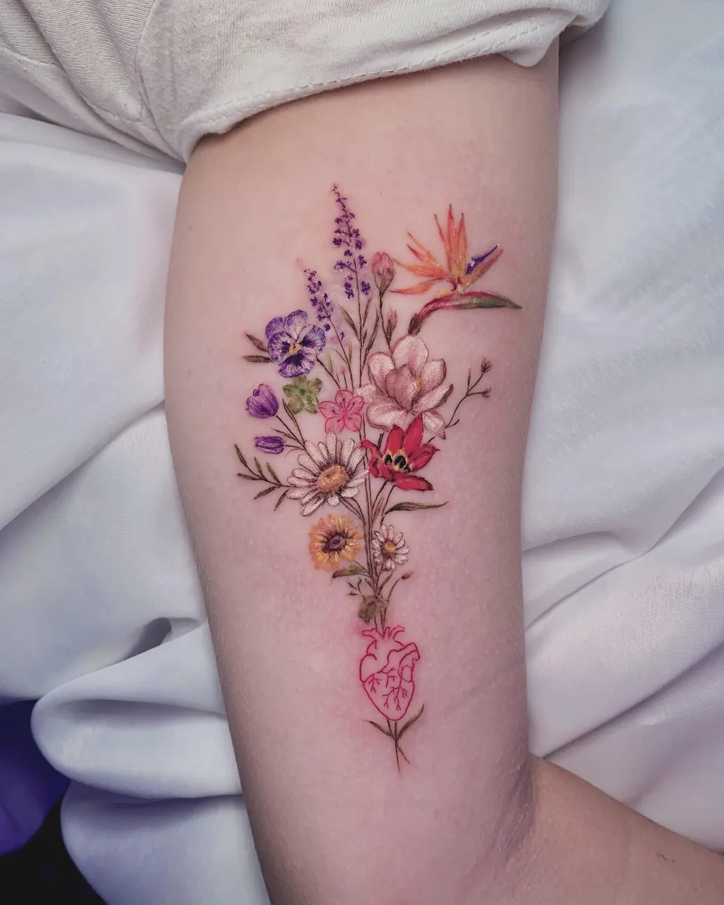 Tatuaje: Ramo de flores en color, brazo