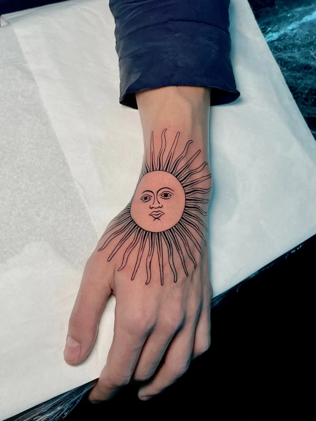 Tatuaje: Sol de Mayo, mano